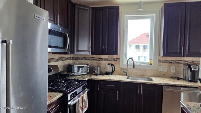 Building Photo - 255 Pine Dr