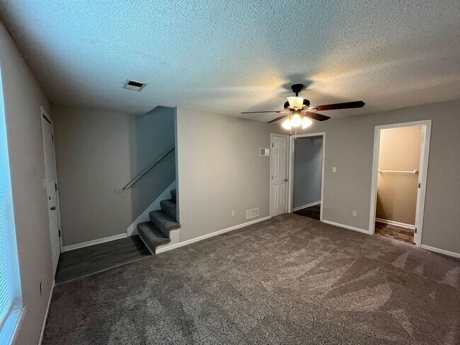 Building Photo - 2-Bedroom, 1.5 Bathroom Duplex with 1 Car ...