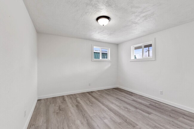 Building Photo - 1027 S Beeman St