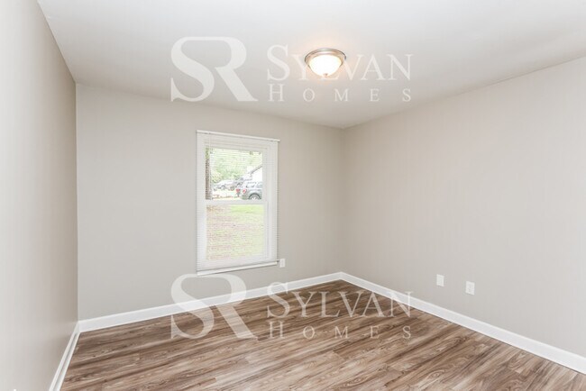 Building Photo - Discover Spacious Comfort & Fun