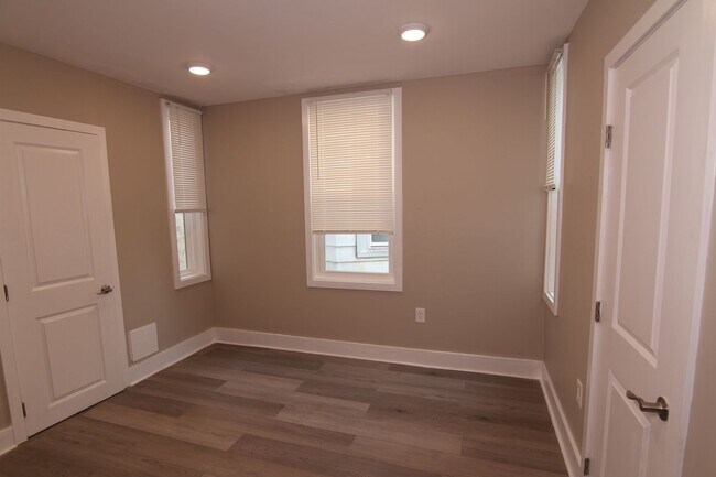 Building Photo - 1631 Dyre St