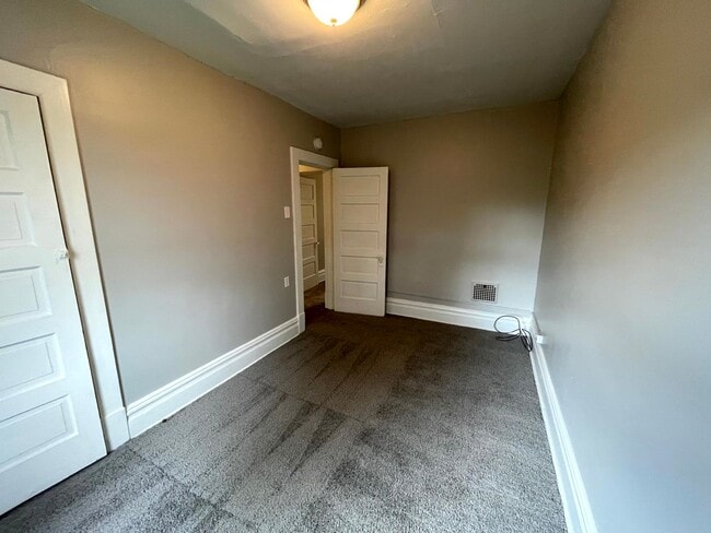 Building Photo - Lovely two bedroom, 1 bathroom Townhome on...