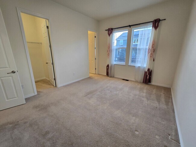 Building Photo - Spacious 4 Bedroom Single Family Home