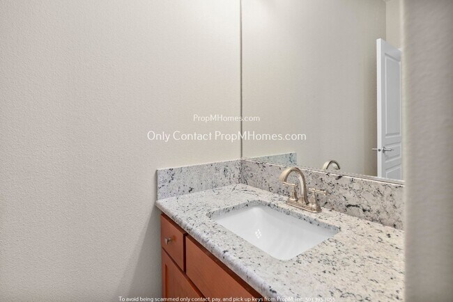 Building Photo - Elegant Condo with Dual Balconies and Spac...