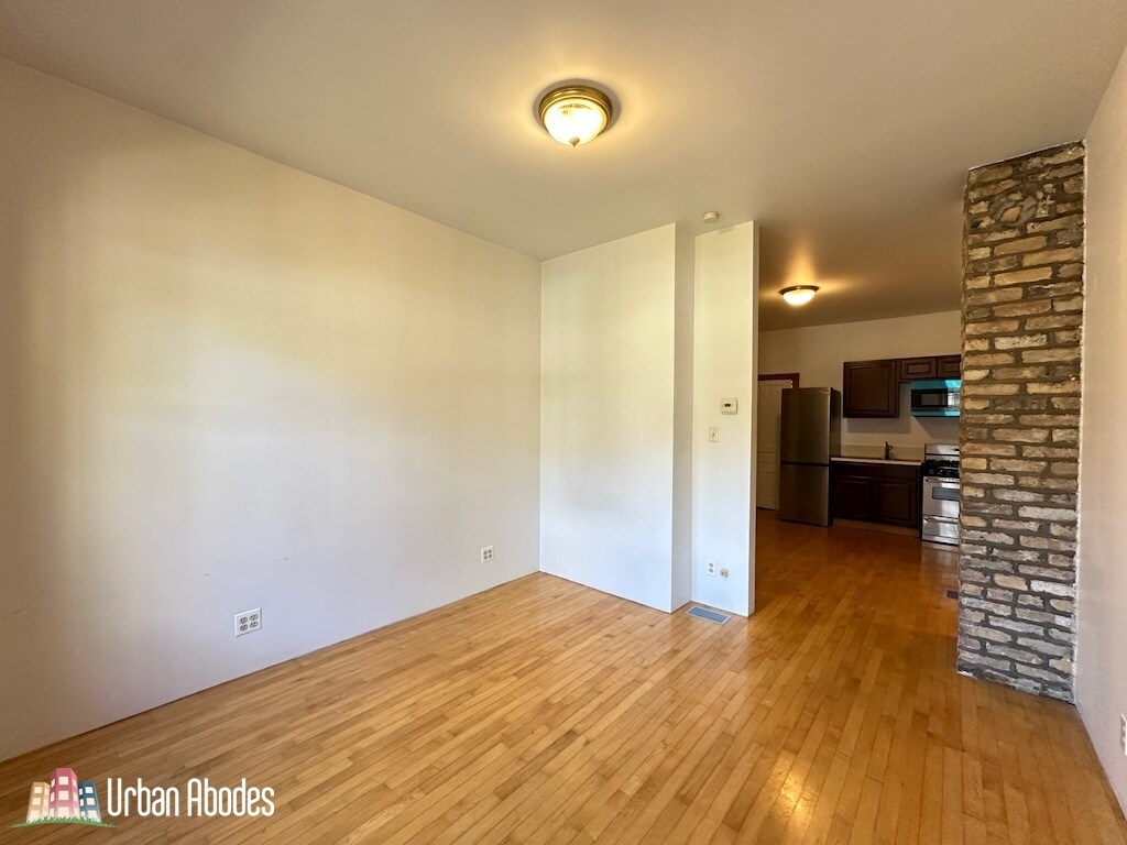 Building Photo - 1435 N Bosworth Ave