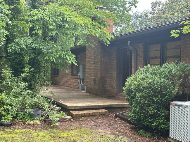 Building Photo - Private, Spacious, Well Maintained 3 Bedro...
