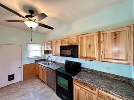 Building Photo - 628 Superior St