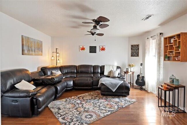 Building Photo - 3bed, 2.5bath, 2031sq.ft. home in South Nampa