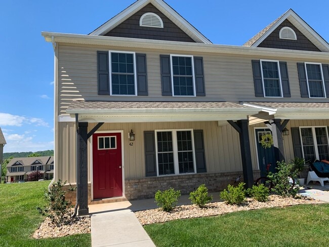 Building Photo - End Unit Townhome in Campbell County