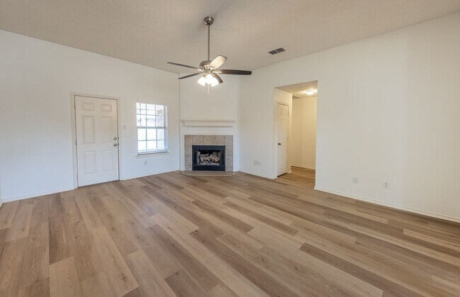 Building Photo - 3 Bed 2 Bath Move In Ready!