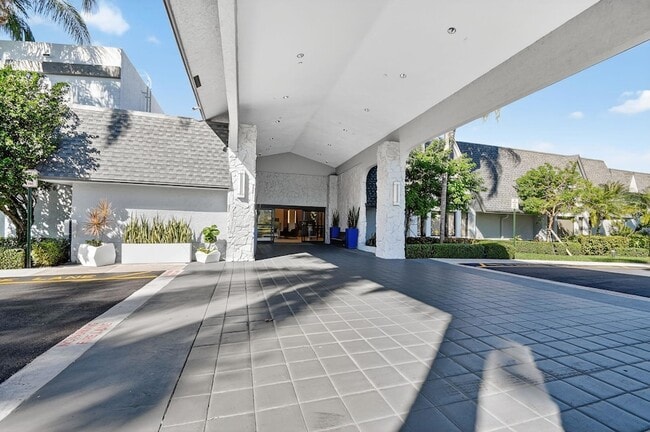 Building Photo - 7076 Huntington Ln