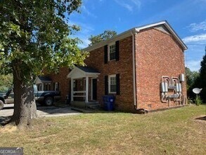 Building Photo - 303 Cedar Creek Rd