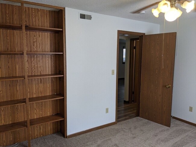 Building Photo - Quiet apartment along Westwinds