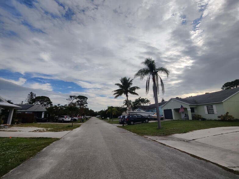 Building Photo - 5795 SE Mitzi Ln