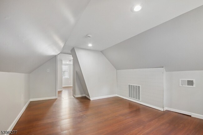 Building Photo - 176 Valley St