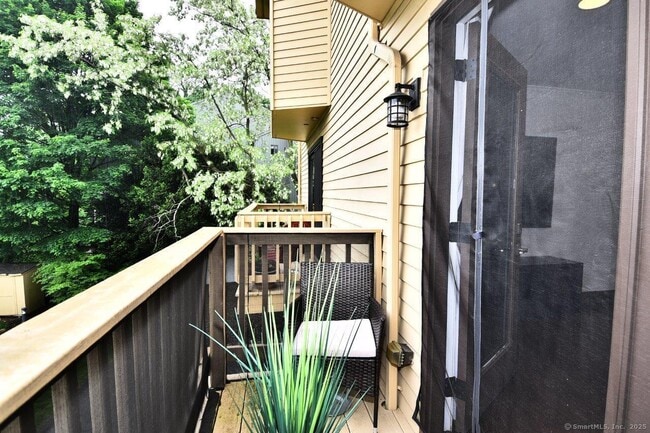 Building Photo - 178 Flax Hill Rd