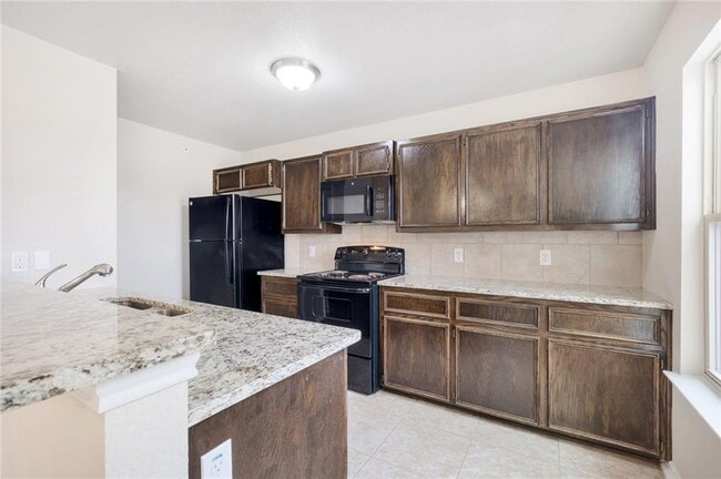 Building Photo - 2200 Creekside Ln