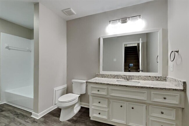 Building Photo - 1315 Forest Hollow Dr