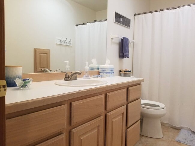 Building Photo - Welcoming 5 bed 3.5 bath South Hills Home