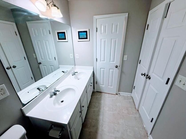 Building Photo - 940 Prestwyck Ct