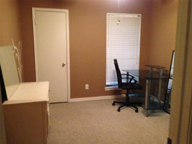 Building Photo - 1917 Castle Gate Cir