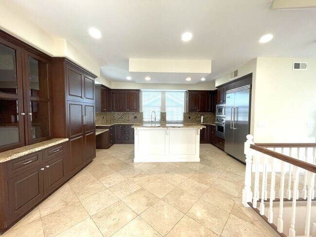 Building Photo - Beautiful 3 bedroom detached townhome with...