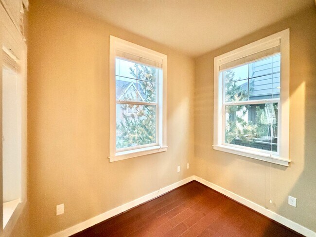 Building Photo - Stunning Issaquah Highlands View Home | 4 Bed + 3.5 Bath | Mountain Views & Prime Location