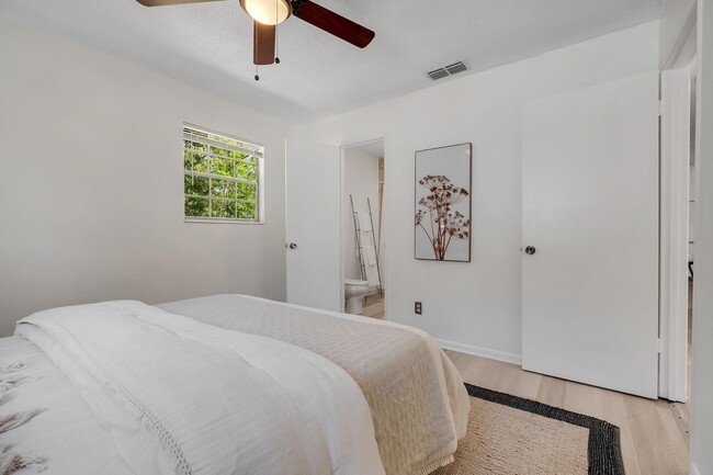 Building Photo - 3421 Sunnyside Dr