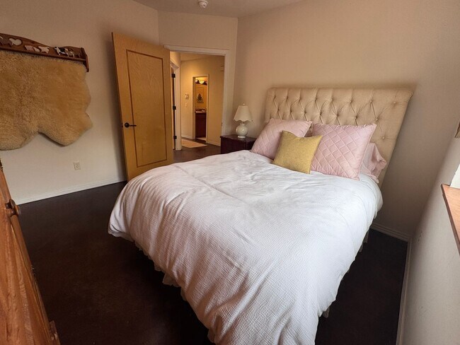 Building Photo - Stylish One-Story FULLY FURNISHED 3Bed, 2B...