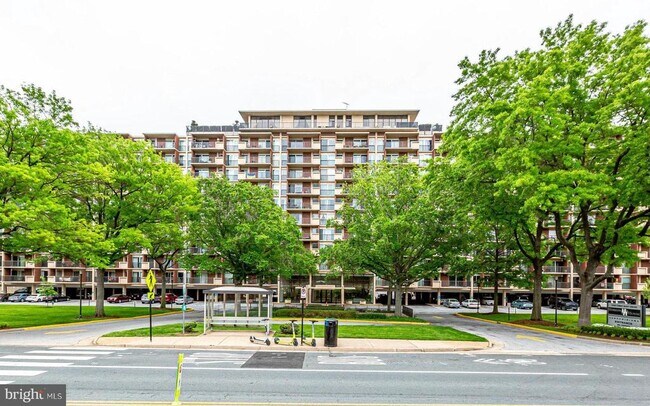 Building Photo - 1300 Army Navy Dr