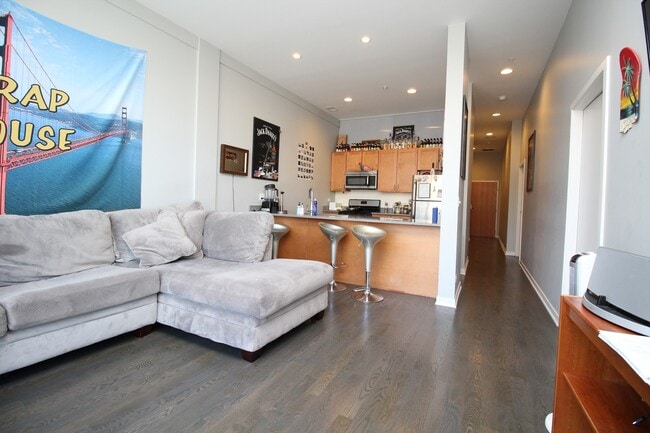 Building Photo - 1540 W Fullerton Ave