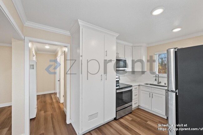 Building Photo - 523 Page St