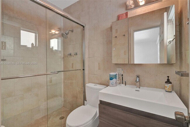 Building Photo - 2025 Alamanda Dr