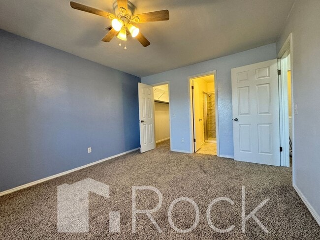 Building Photo - 2 Bedroom Townhome with All Appliances Included!