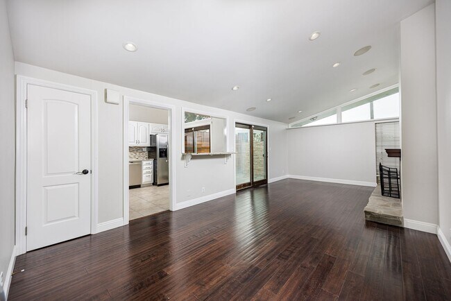 Building Photo - Upgraded Newport Beach Townhouse in Park Lido!