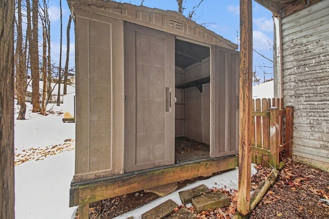 Building Photo - AVAILABLE NOW-3 Bedroom Split foyer in Stafford