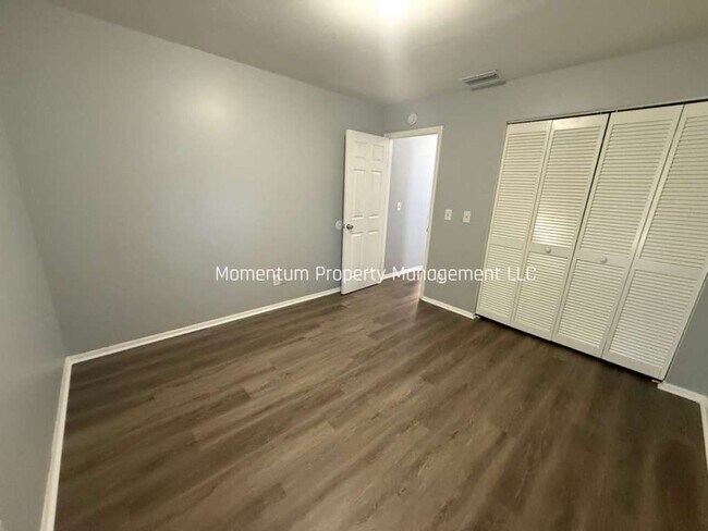 Building Photo - BEAUTIFUL REMODELED 3/2 IN CLEARWATER!! AVAILABLE FOR IMMEDIATE MOVE IN!!