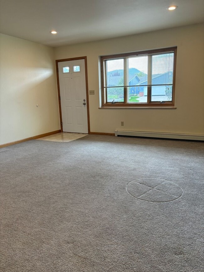 Building Photo - Updated 2 bedroom apartment Near St Peters