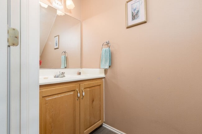 Building Photo - Scenic View Community two-story townhouse ...