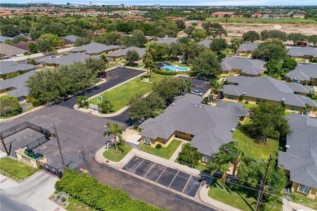 Building Photo - 1530 W Hall Acres Rd