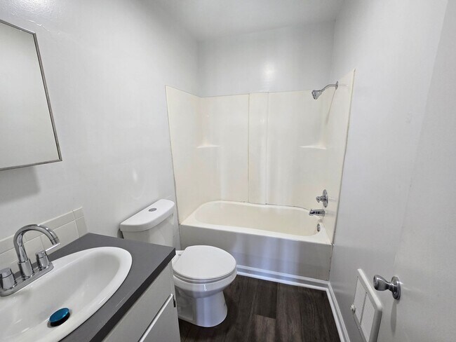 Building Photo - Newly Remodeled 2 Bed/1.5 Bath Apartment i...