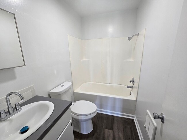 Building Photo - Newly Remodeled 2 Bed/1.5 Bath Townhouse i...