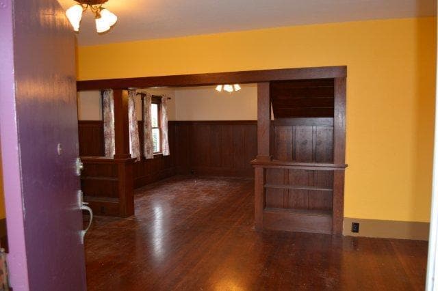 Building Photo - Beautiful, spacious Craftsman, Owner pays Yard Care, Laundry on site