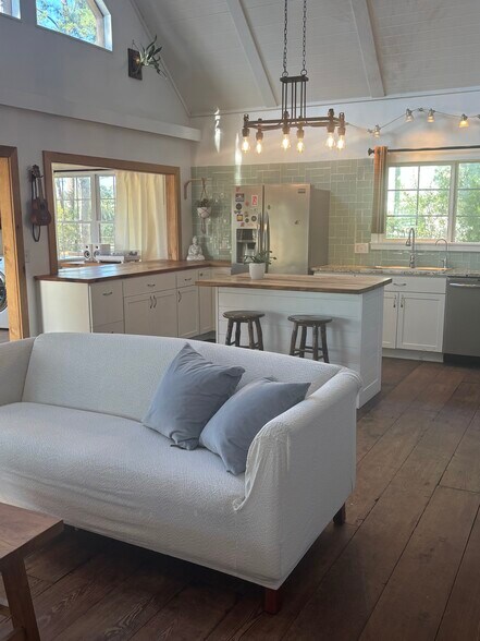 Building Photo - 44 W River Dr