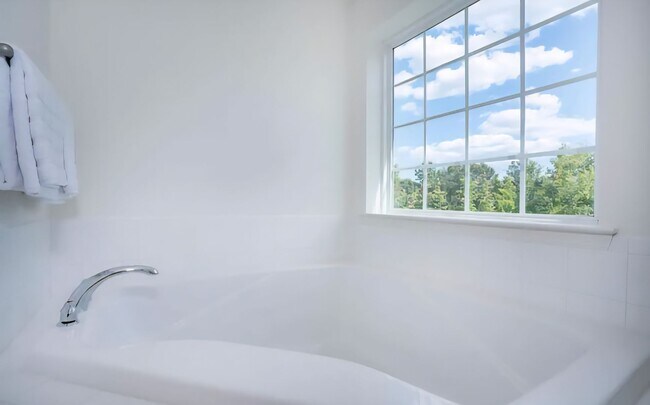 Building Photo - Spacious End-Unit Townhome for Rent in Mer...