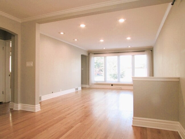 Building Photo - 4620 N Overhill Ave