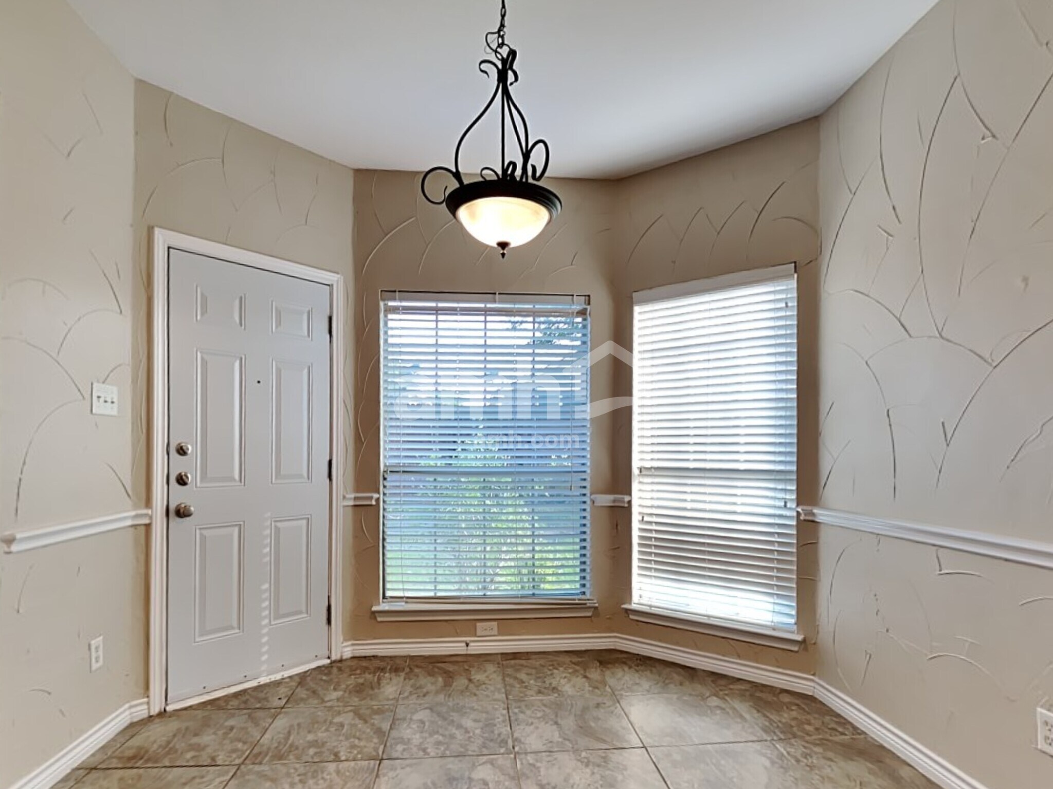 Building Photo - 404 Roundrock Ln