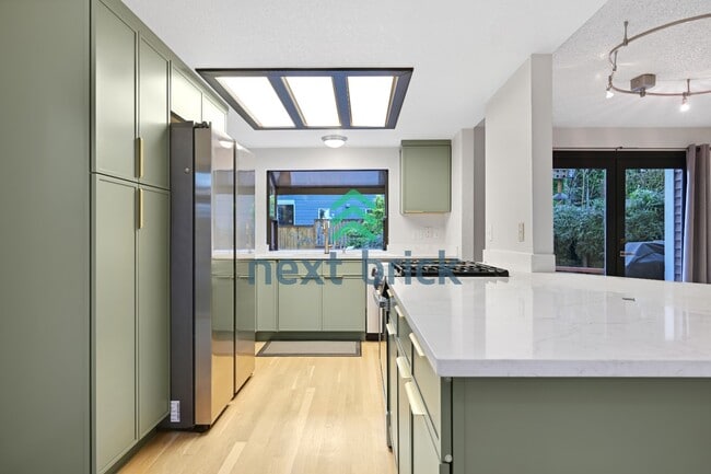 Building Photo - Lake Sammamish View Home with Spacious Decks in Prime Bellevue Location