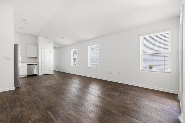 Building Photo - 112 Silver Birch St