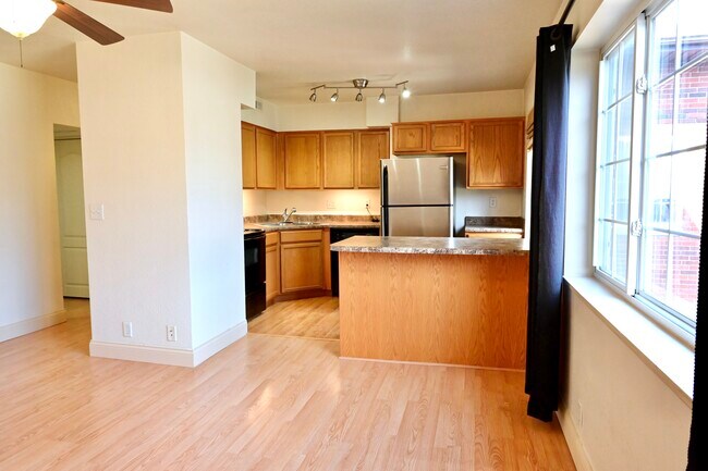 Primary Photo - 400 Grandview Ct
